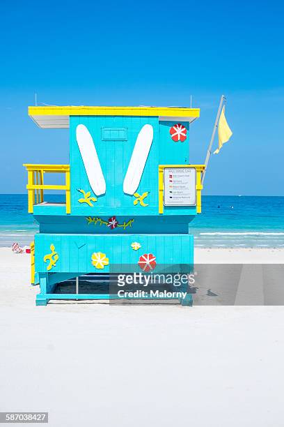 lifeguard tower on beach with yellow flag - lifeguard tower bildbanksfoton och bilder