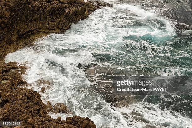 waves rushing on rock. - jean marc payet imagens e fotografias de stock