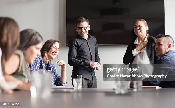 local kiwi meeting. - round table stockfoto's en -beelden