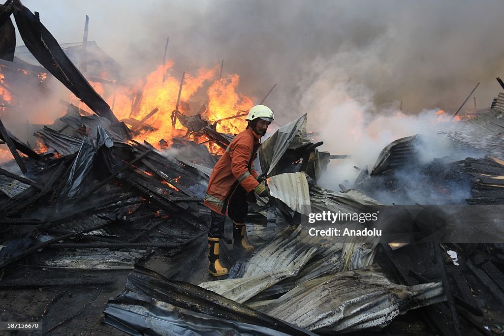 Fire destroyed hundreds homes at Jakarta slum area