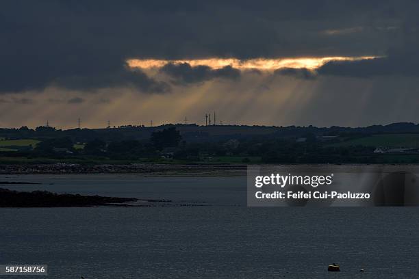 sunbeam at seaside of ballycotton in cork county of ireland - vissersdorp stockfoto's en -beelden