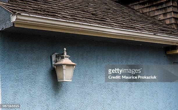 lamp on a blue wall - eaves - fotografias e filmes do acervo