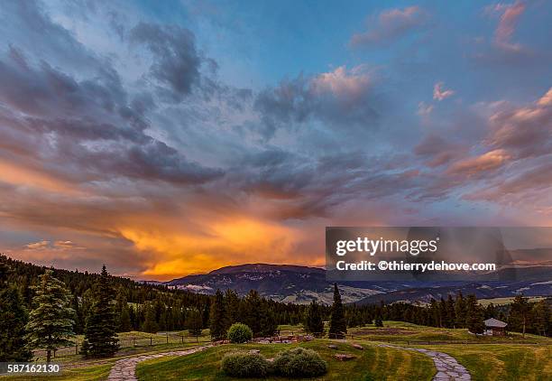 big sky ez, montana - atmosferische lucht stockfoto's en -beelden