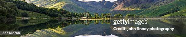 buttermere lake reflections. panoramic image taken on lake buttermere on a beautiful summer morning. cumbria. lake district national park. uk. europe. - 360 uk stock-fotos und bilder