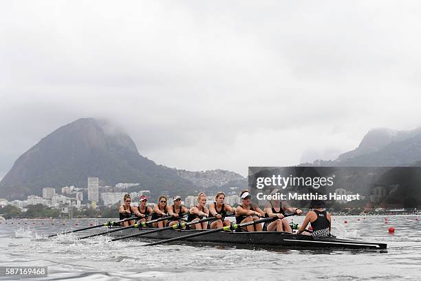 Kayla Pratt of New Zealand, Rebecca Scown of New Zealand, Ruby Tew of New Zealand, Karen Bennett of Great Britain, Grace Prendergast of New Zealand,...