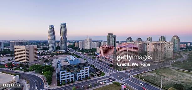 mississauga cityscape - mississauga stockfoto's en -beelden