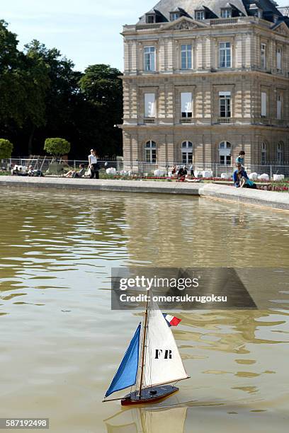 luxembourg garden in paris, france - palais du luxembourg stockfoto's en -beelden