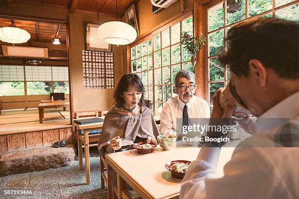 senior japanische paare trinken grünen tee und genießen unternehmen kyoto - japanese sweet stock-fotos und bilder