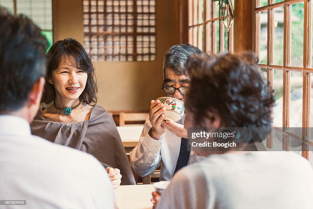 Parejas Japonesas Maduras Que Salen Juntas Bebiendo Té Kyoto Japón Foto de  stock - Getty Images