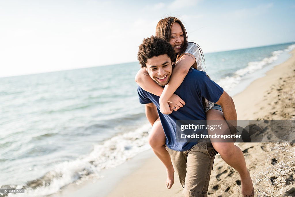 幸せなカップルには、海辺