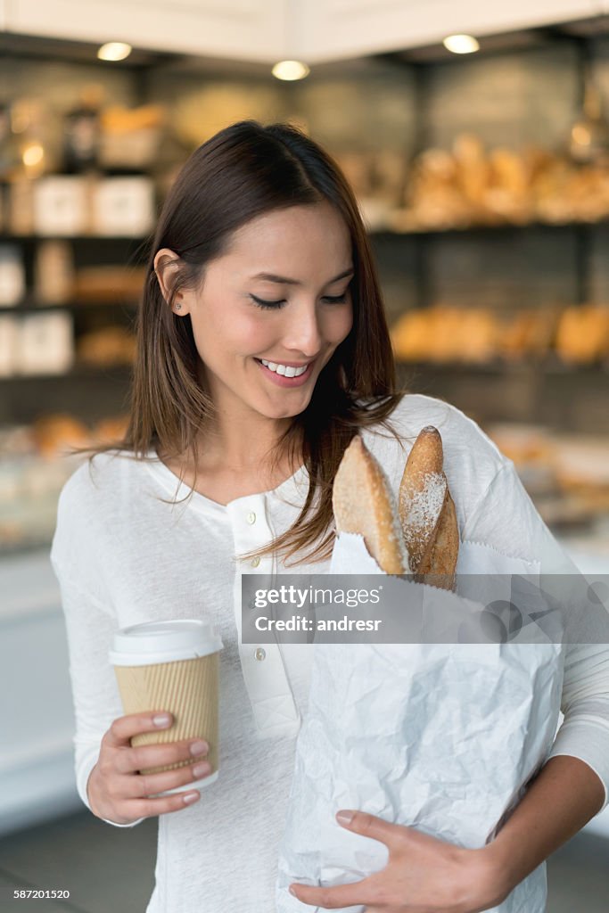 Frau Kauf Brot in der Bäckerei 