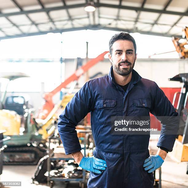 felicidade mecânico na garagem - smiling professional at work tools imagens e fotografias de stock