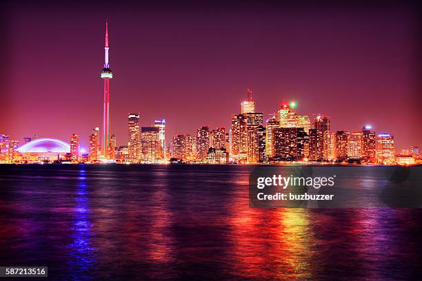 colorful toronto city at night - buzbuzzer 個照片及圖片檔