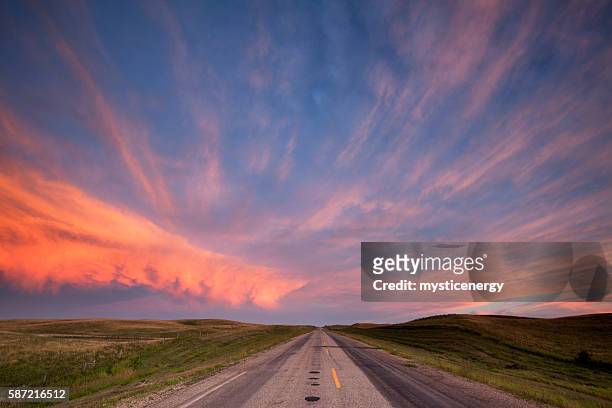 storm clouds over the prairies saskatchewan - 北美大草原 個照片及圖片檔