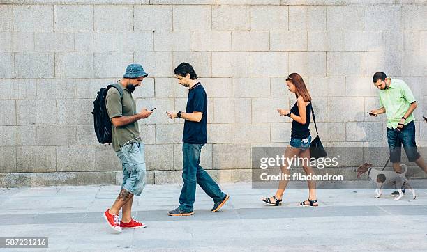 playing a game on the phone - searching on phone stockfoto's en -beelden