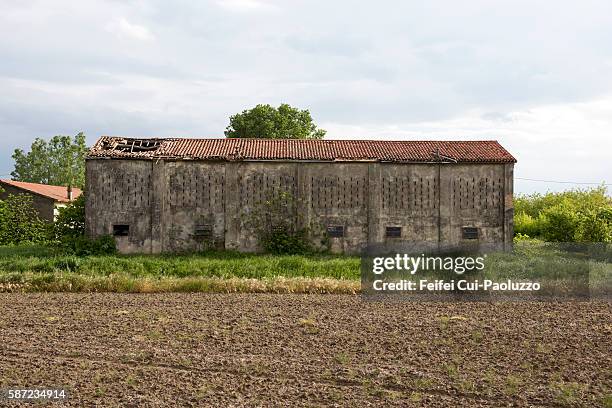 abandonned farmhouse near vicenza of italy - cascina foto e immagini stock