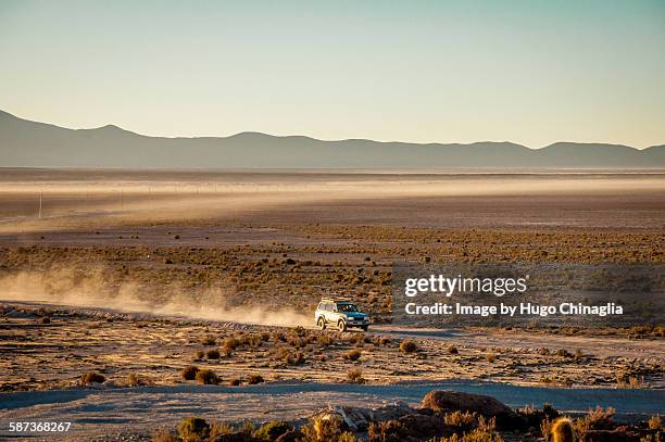 uyuni dirt road - car rally fotografías e imágenes de stock