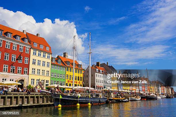 colorful houses at nyhavn, copenhagen, denmark - jenco stockfoto's en -beelden