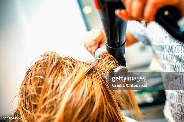 hairdresser in a salon - john nollet cabeleireiro - fotografias e filmes do acervo