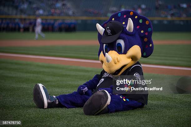 Mascot Dinger Photos and Premium High Res Pictures - Getty Images