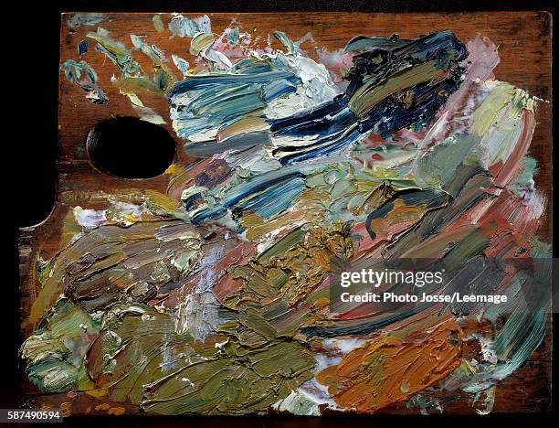 The Palette of the Dutch painter Vincent Van Gogh , 35 cm, 19th century. Orsay Museum, Paris