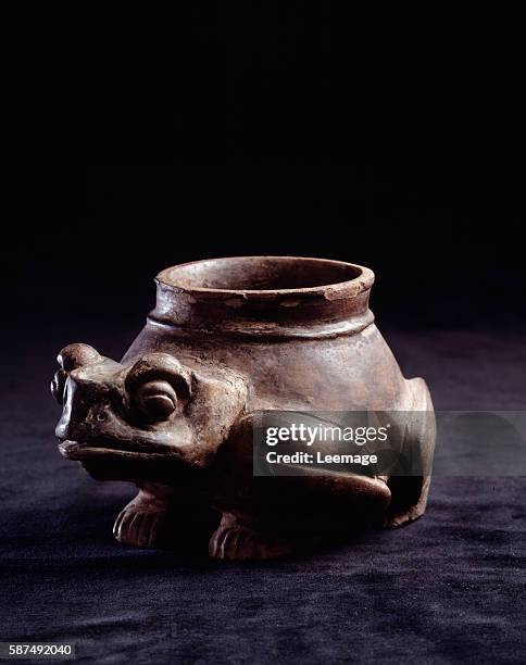 Pre-Columbian art, Maya Civilisation, End of the Classic period : zoomorphic clay vase in shape of a frog , 11x 8,5 cm - From La Lagunita, Quiche,...