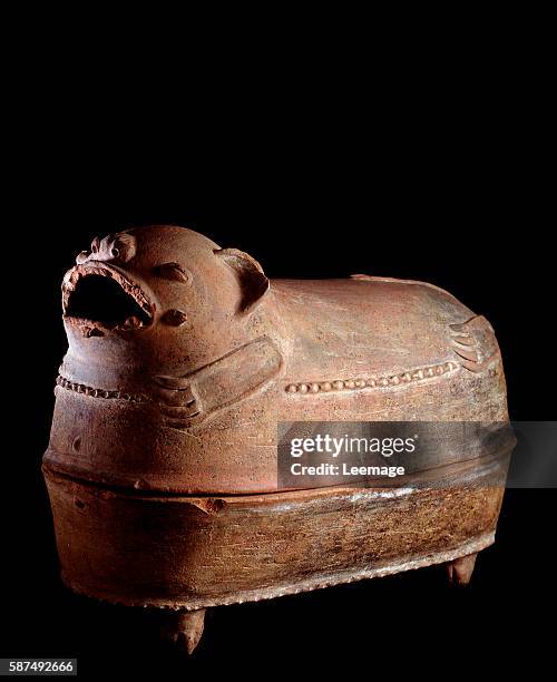 Pre-Columbian art, Maya Civilisation, late Classic period : funeral clay urn in tetrapod, lid shaped in jaguar, h. 52 x larg. 70 cm - From Nebaj,...