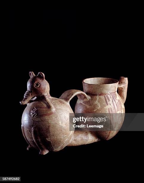 Pre-Columbian art, Maya Civilisation, Pre-Classic period : double clay vase, with an element in shape of a coati and the other is a simple container,...