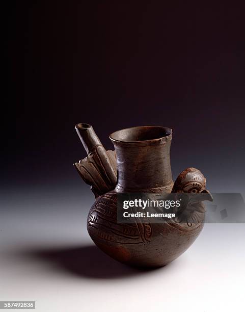 Pre-Columbian art, Maya Civilisation, Post-Classic period : zoomorphic jar depicting a bird 5 x 7,6 cm - From Asuncion Mita Jutiapa, Guatemala. Museo...