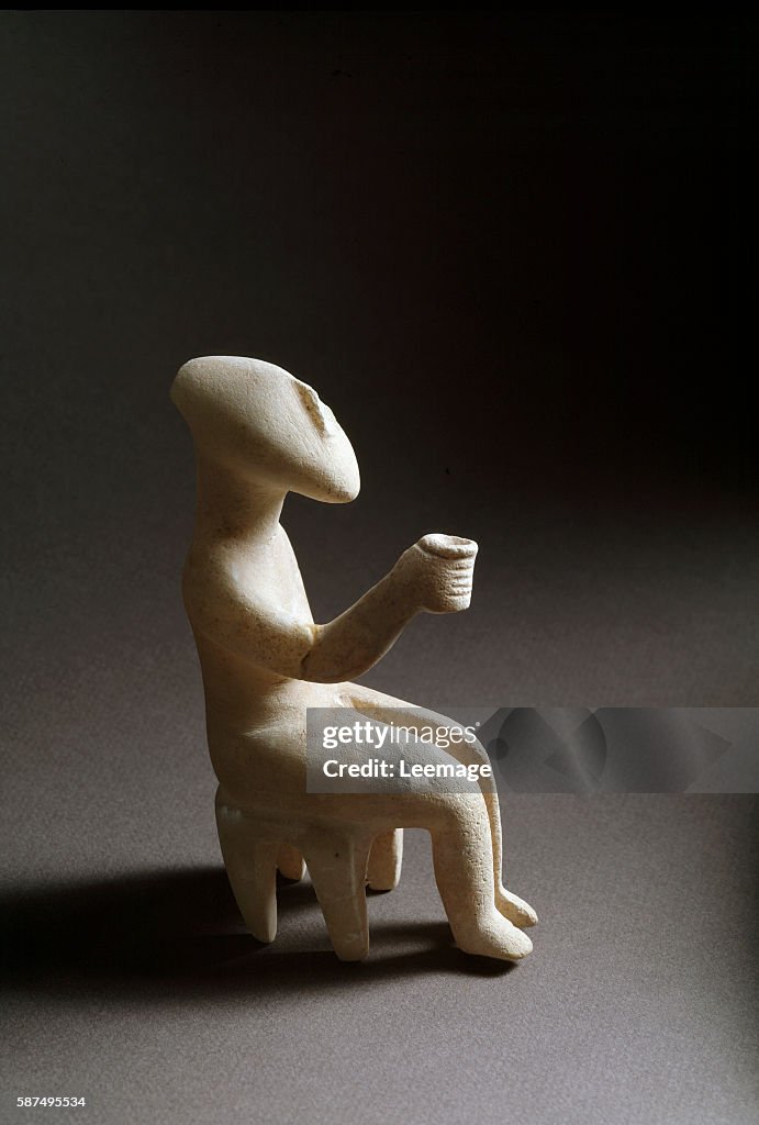 Cycladic art : the cup bearer