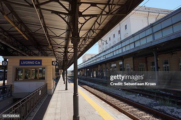 platform and train tracks at livorno central station, livorno, italy - 1910 stock-fotos und bilder