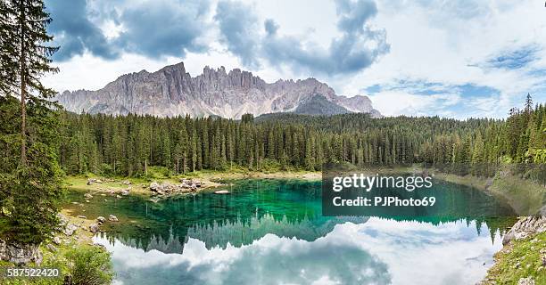 vista panoramica lago di carezza - trentino alto adige - italia - val di fassa foto e immagini stock
