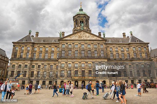 königlicher palast von amsterdam - dam stock-fotos und bilder