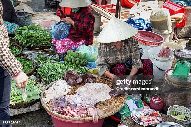 femme boucherie dans un étal de marché - intestin animal photos et images de collection