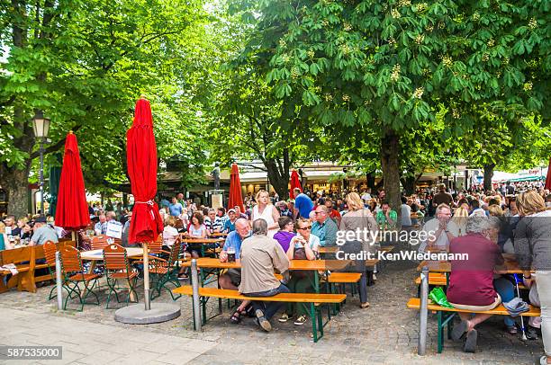 jardín de la cerveza de múnich - jardín de cerveza fotografías e imágenes de stock