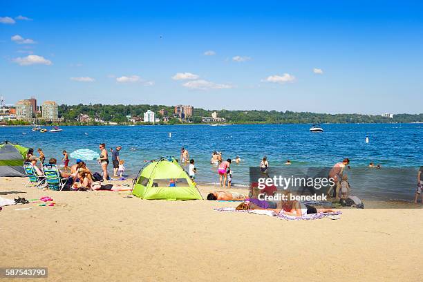 centennial park beach in downtown barrie ontario kanada - barrie stock-fotos und bilder