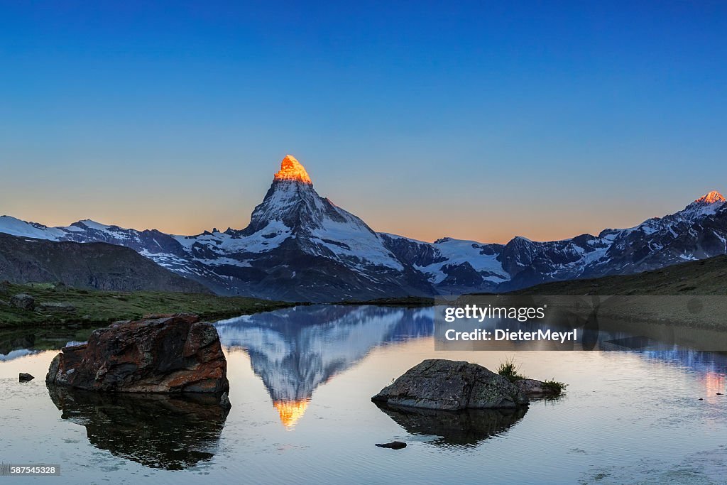 Alpen leuchten am Matterhorn mit Stellisee im Vordergrund