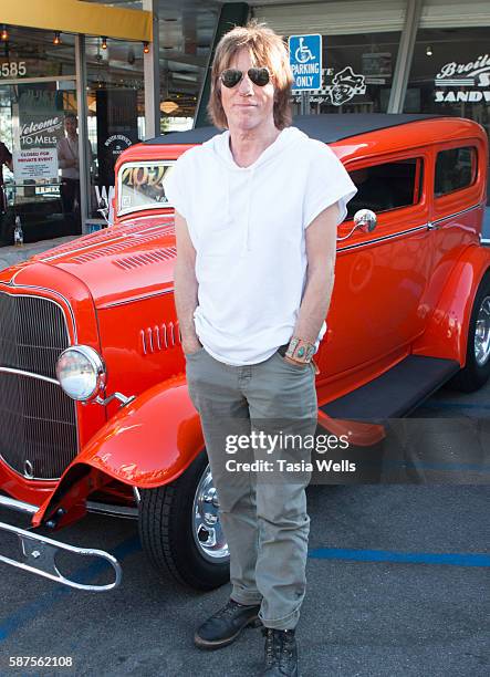 Guitarist Jeff Beck arrives at the Jeff Beck fan meet and greet in celebration of new book "BECK01" at Mel's Drive In on August 8, 2016 in West...