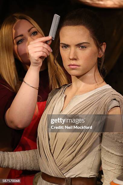 33 fotos e imágenes de Daisy Ridley Wax Figure Character Rey From Star Wars The Force Awakens Unveiled At Madame Tussauds - Getty Images 33 fotos e imágenes de Daisy Ridley Wax Figure Character Rey From Star Wars The Force Awakens Unveiled At Madame Tussauds - Getty Images