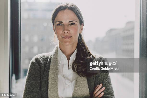 businesswoman in a office - portrait stock-fotos und bilder