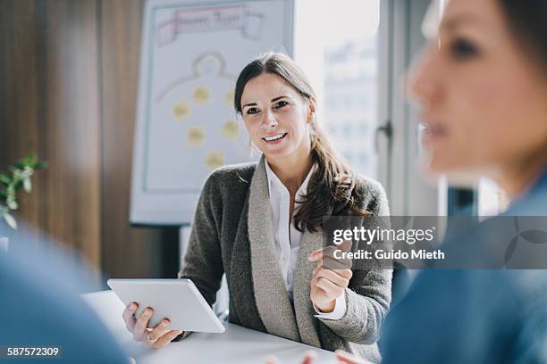 businesswoman working with tablet - office workers collaborating stockfoto's en -beelden