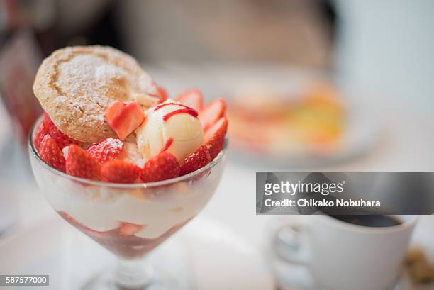 strawberry parfait - fruit parfait stock pictures, royalty-free photos & images