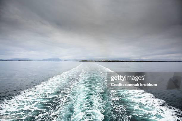 cruise trail in cloudy day. - motorboot varen stockfoto's en -beelden