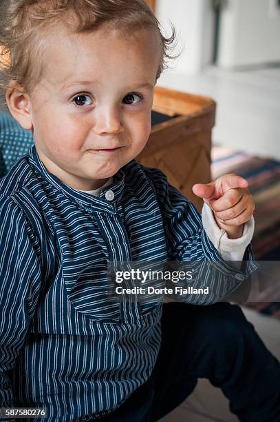 small boy pointing finger - dorte fjalland 個照片及圖片檔