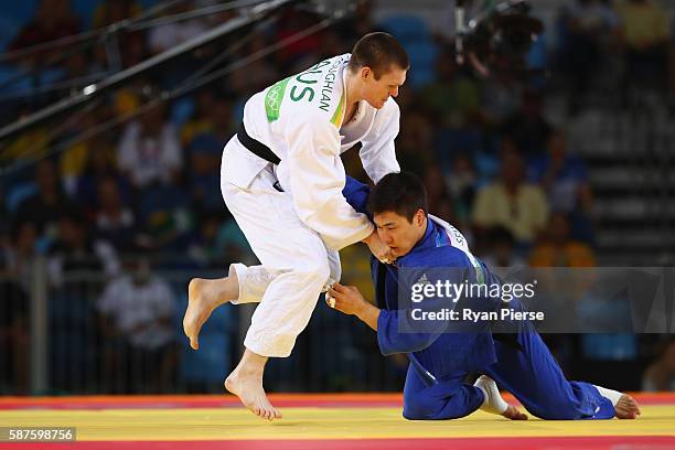 Eoin Coughlan of Australia and Seungsu Lee of Korea compete during the Men's -81kg bout on Day 4 of the Rio 2016 Olympic Games at the Carioca Arena 2...