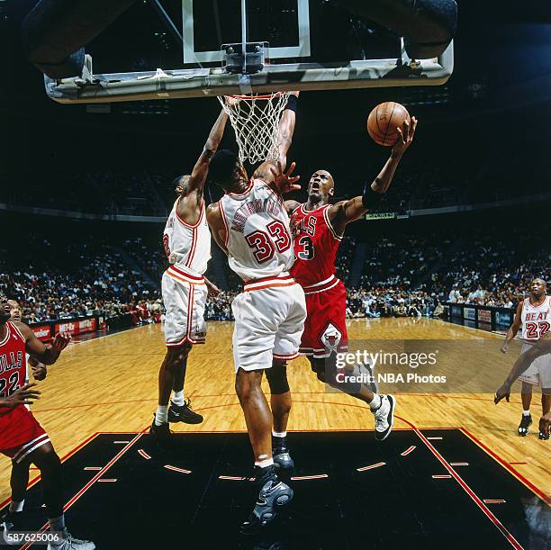 Michael Jordan of the Chicago Bulls shoots against Alonzo Mourning of the Miami Heat on April 2, 1996 at Miami Arena in Miami, Florida. NOTE TO USER:...