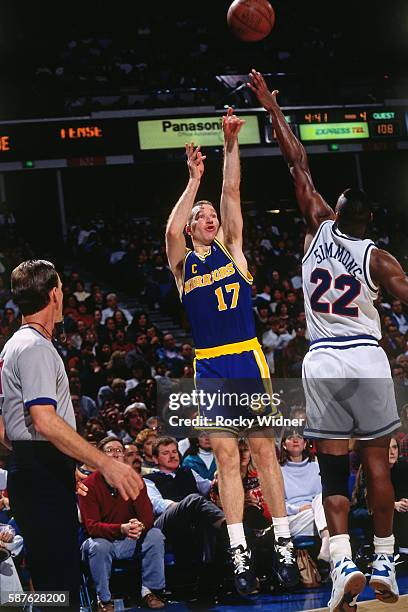 Circa 1992: Chris Mullin of the Golden State Warriors shoots the ball against Lionel Simmons of the Sacramento Kings during the game at the Alameda...