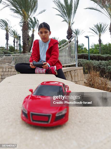 girl with remote control car - remote controlled photos et images de collection