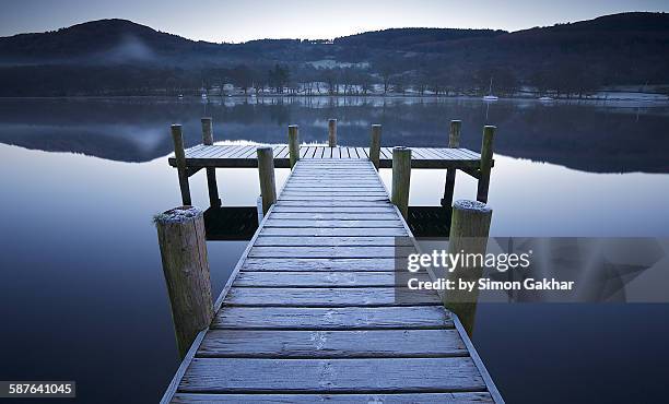 jetty on lake windermere on frosty morning - lake windermere foto e immagini stock