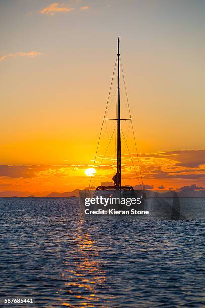 sailing into the sunet - isla de whitsunday fotografías e imágenes de stock
